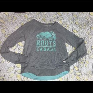 Women’s Size Medium Roots Pull Over Sweater 🦫 with two size pockets
